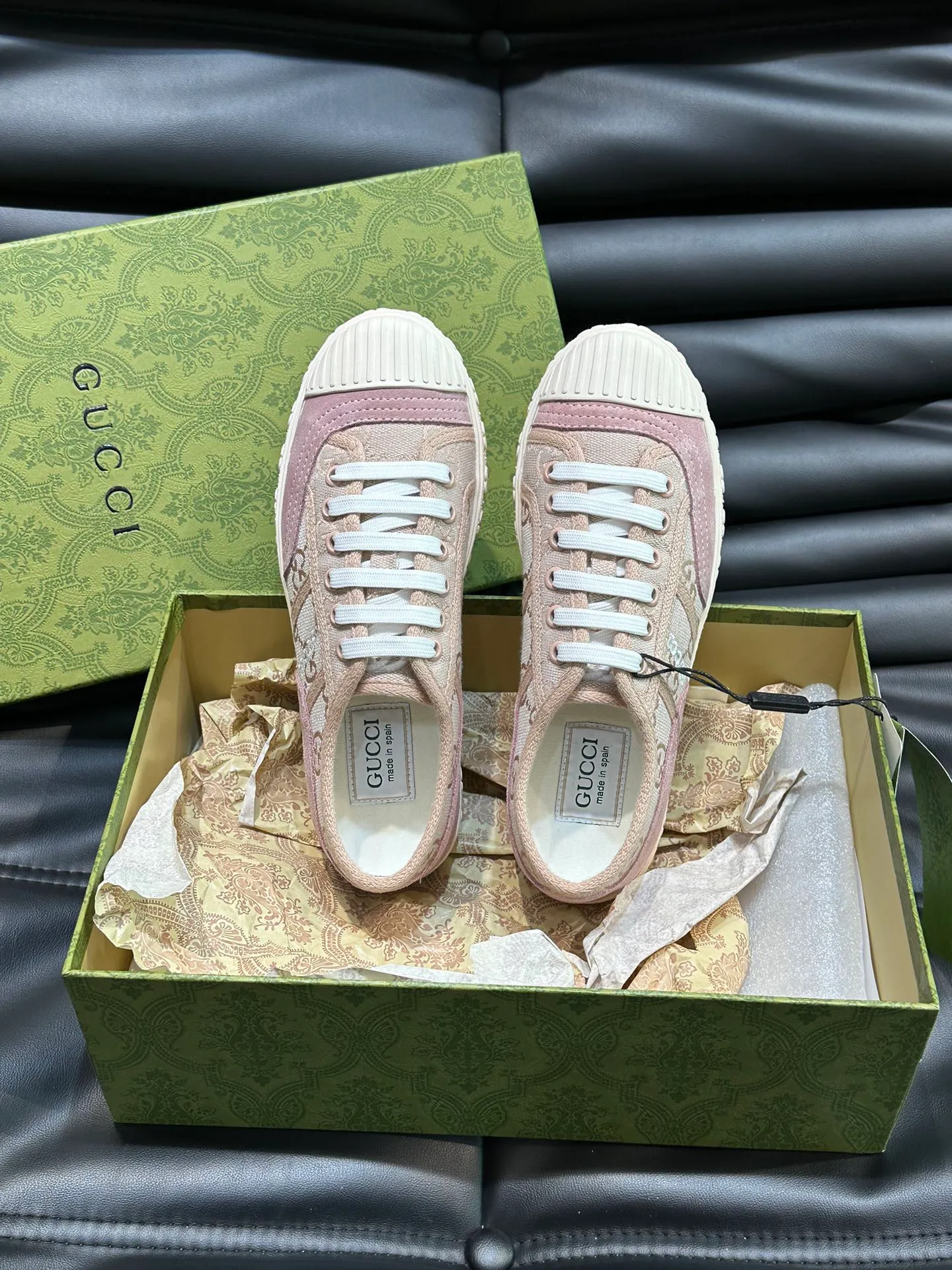 Men's shoes 💰p380 "GUCC*" Couple style 👫 lace-up canvas sneakers, crafted from light blue GG denim fabric, showing uniqueness. Classic details such as the GG printed embossed outsole, interlocking G and "Gucci" embroidery add to the glamorous style. Privately-made T men's shoes 💰pU original outsole, with exquisite details, impeccable fit, and a flat toe that has a retro feel! Customized canvas, classic double G logo, and the spring and summer color combinations are also very interesting! Size: Female 35-39. Male 38-44